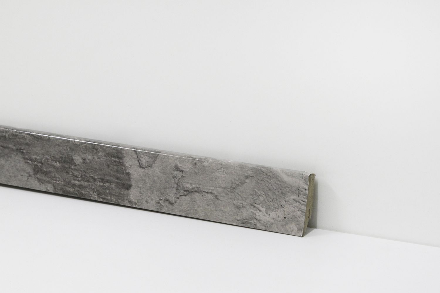 Equipped Glanzsockelleiste 58mm 5100 Equipped Glanzsockelleiste 58mm 5100