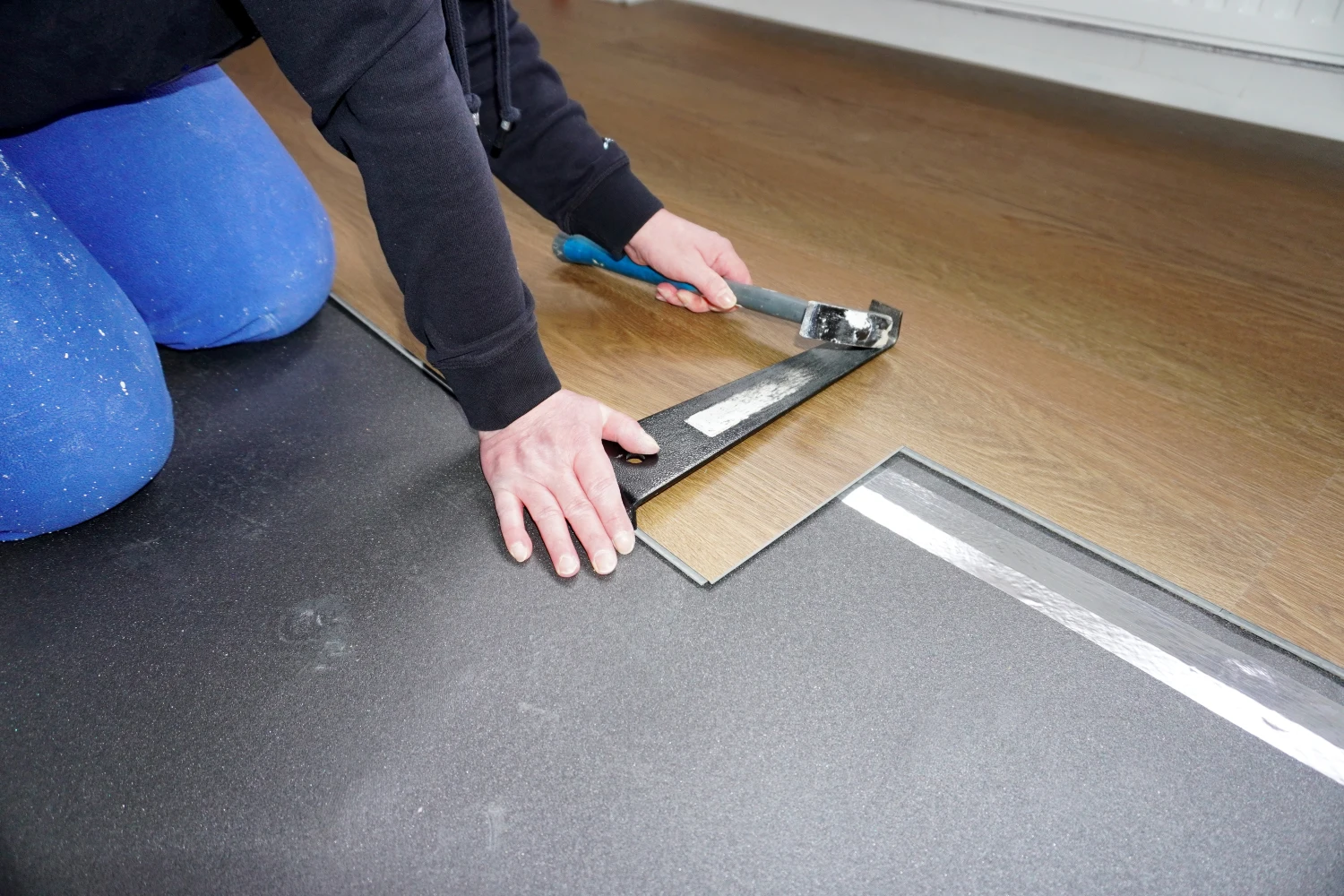 Klick Vinyl im Wintergarten Es wird Klick-Vinyl in Holzoptik verlegt